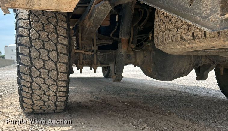 image for item DW8001 2015 Ford F250 Super Duty SuperCab utility bed pickup truck