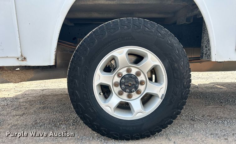 image for item DW8001 2015 Ford F250 Super Duty SuperCab utility bed pickup truck