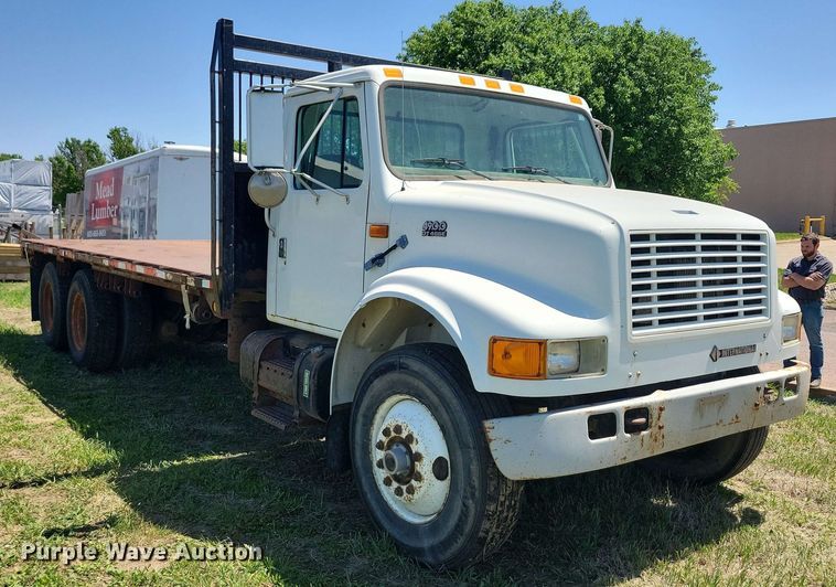 image for item DX6965 1998 International 4900 dump flatbed truck