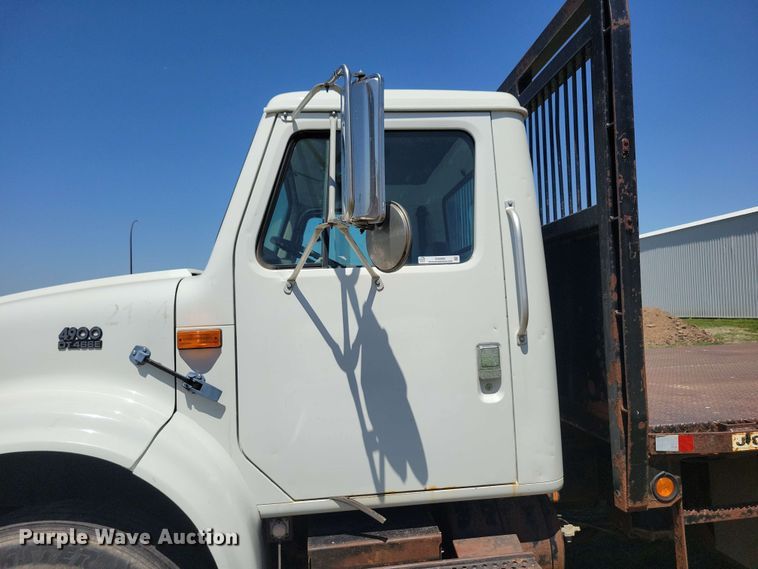 image for item DX6965 1998 International 4900 dump flatbed truck