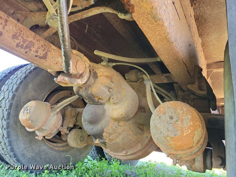 image for item DX6965 1998 International 4900 dump flatbed truck