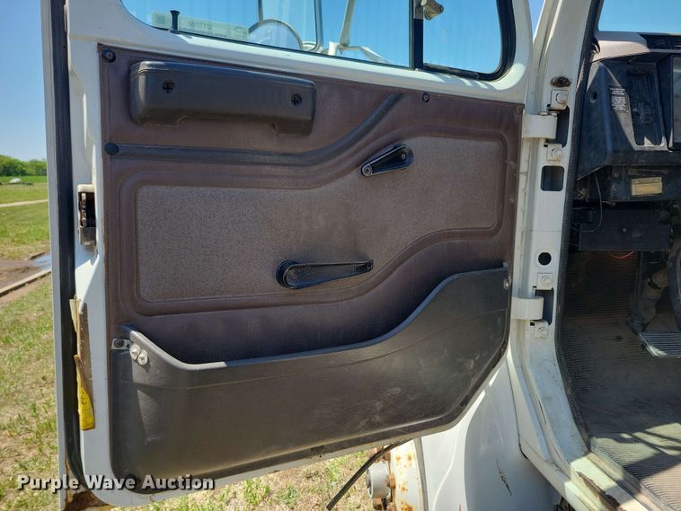 image for item DX6965 1998 International 4900 dump flatbed truck