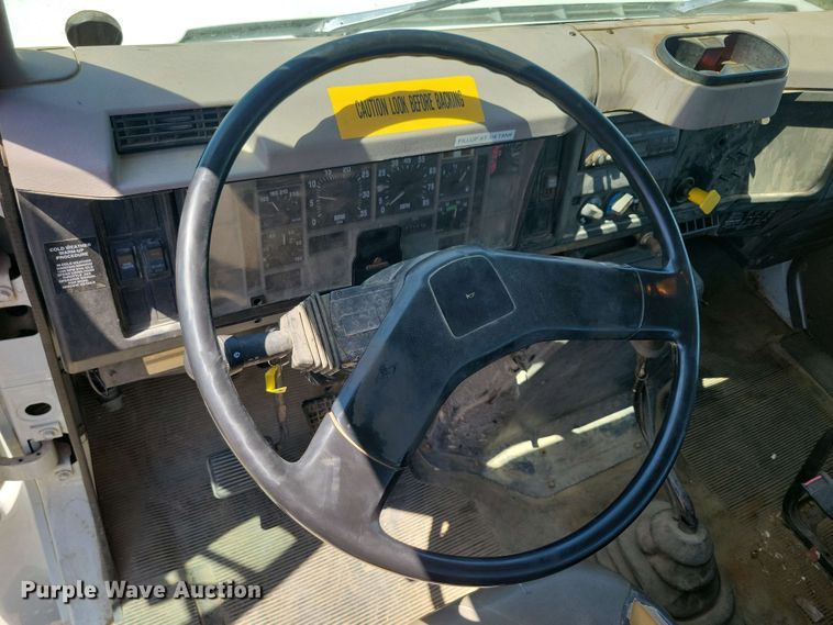 image for item DX6965 1998 International 4900 dump flatbed truck