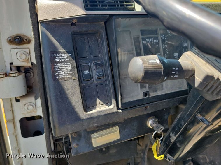 image for item DX6965 1998 International 4900 dump flatbed truck