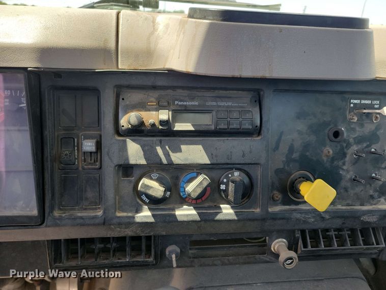 image for item DX6965 1998 International 4900 dump flatbed truck