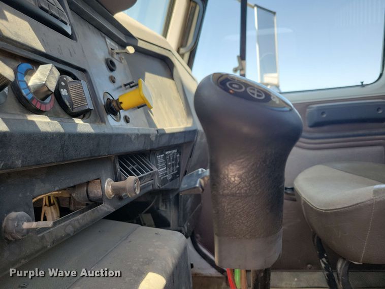 image for item DX6965 1998 International 4900 dump flatbed truck