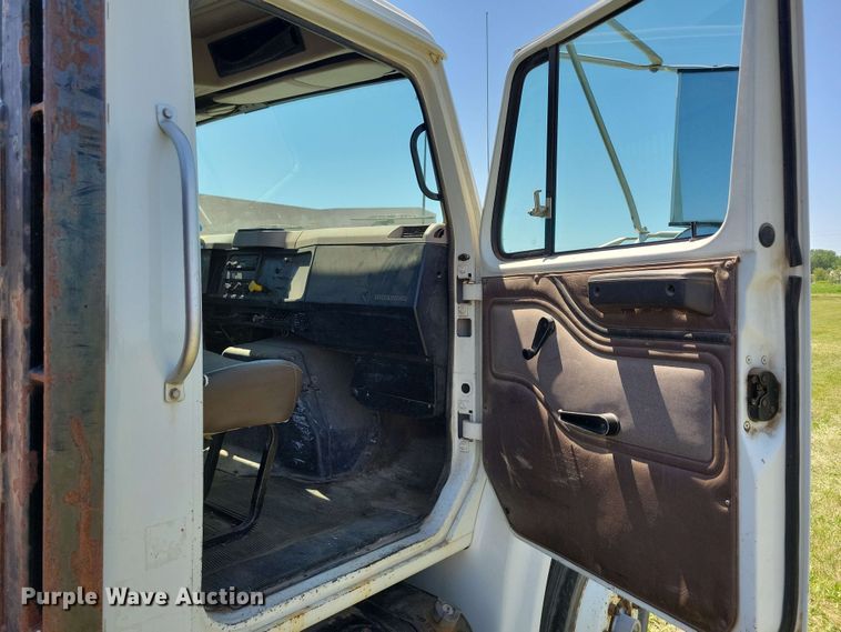 image for item DX6965 1998 International 4900 dump flatbed truck