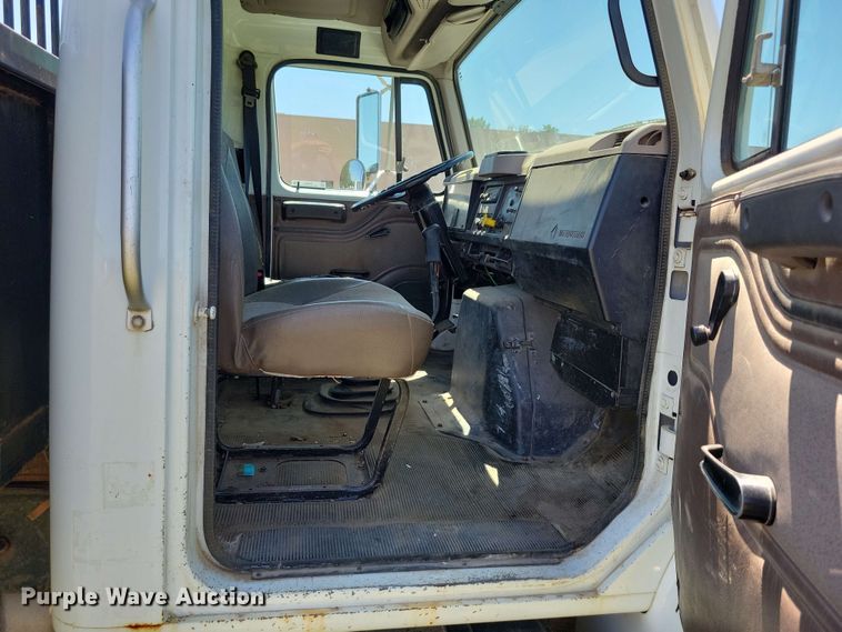 image for item DX6965 1998 International 4900 dump flatbed truck