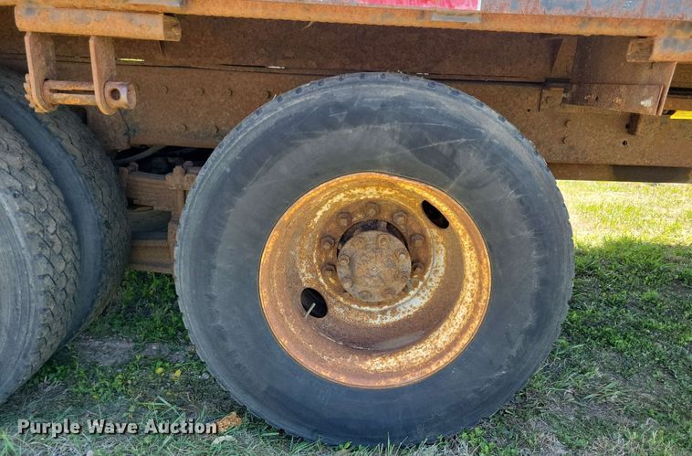 image for item DX6965 1998 International 4900 dump flatbed truck