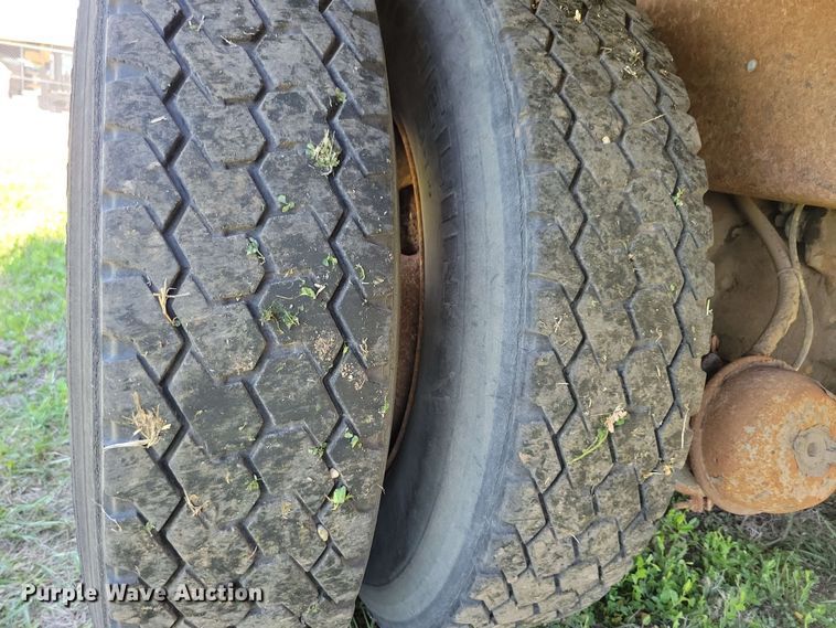 image for item DX6965 1998 International 4900 dump flatbed truck