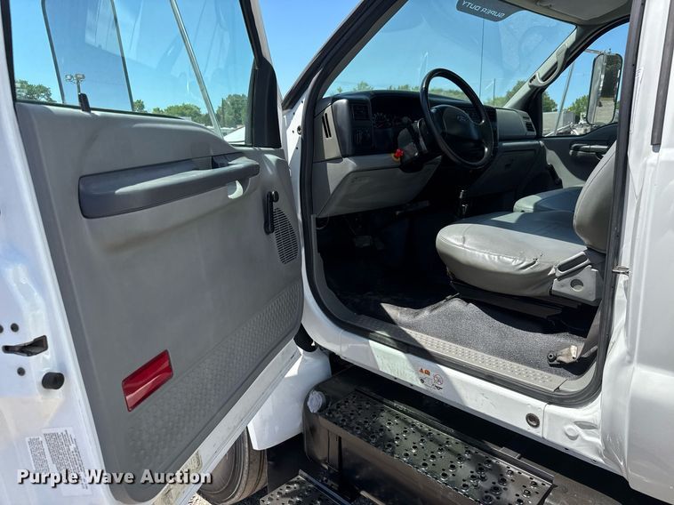 image for item DY0032 2010 Ford F650 Super Duty box truck