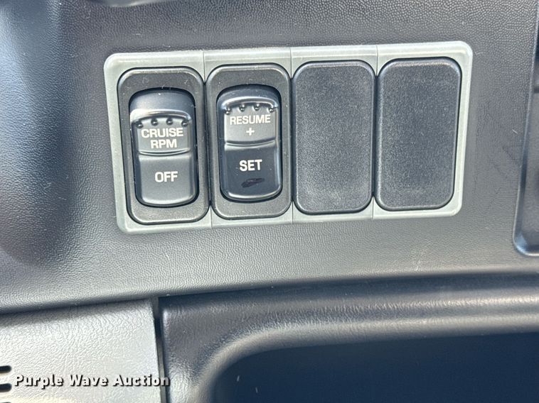 image for item DY0032 2010 Ford F650 Super Duty box truck