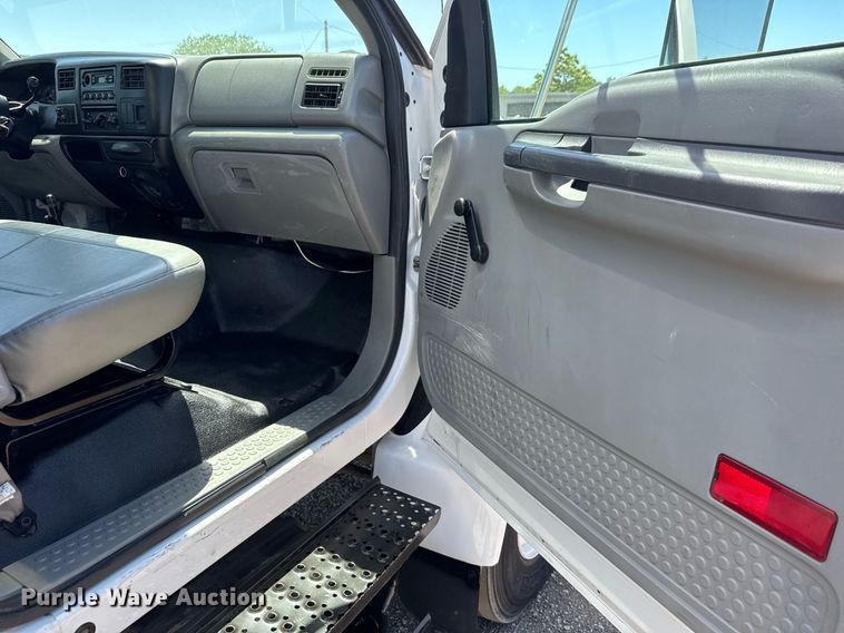 image for item DY0032 2010 Ford F650 Super Duty box truck