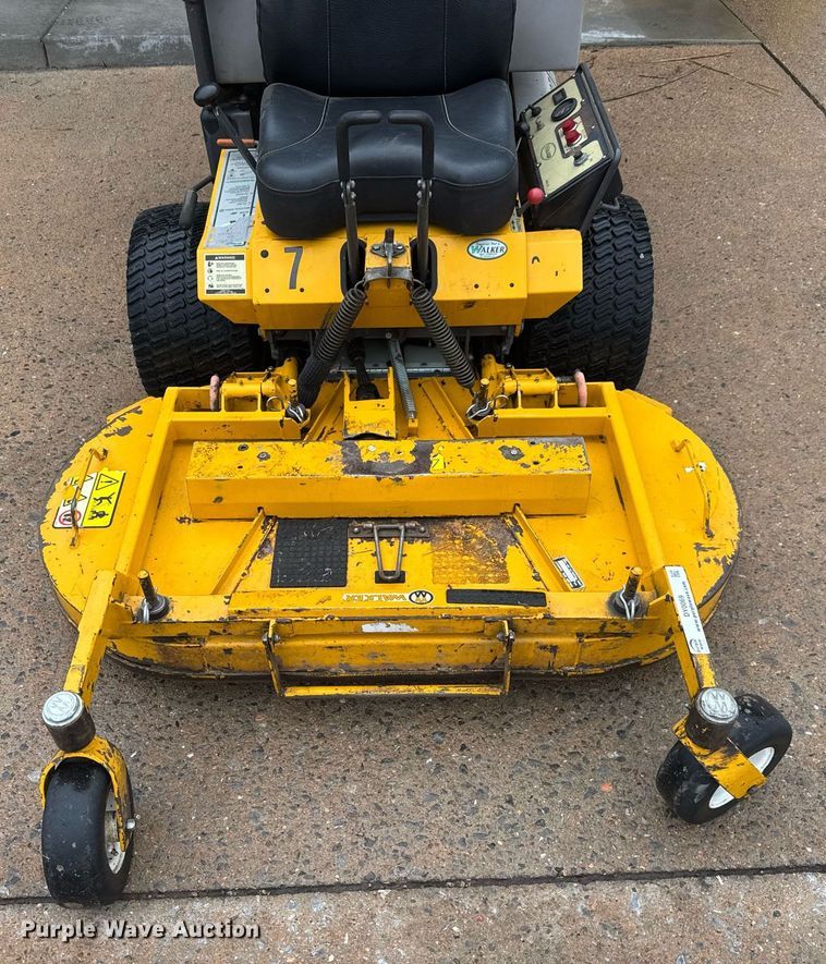 image for item DY0069 2006 Walker MTGHS ZTR lawn mower