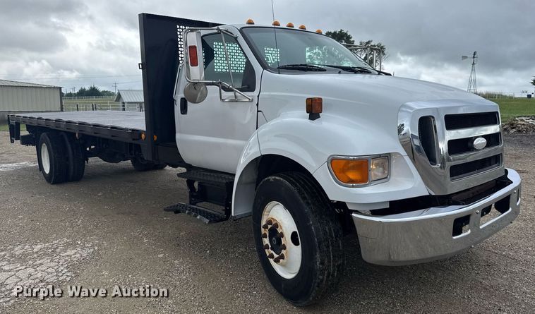 image for item DY0072 2007 Ford F650 Super Duty flatbed truck
