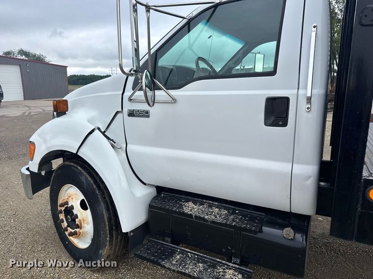 image for item DY0072 2007 Ford F650 Super Duty flatbed truck