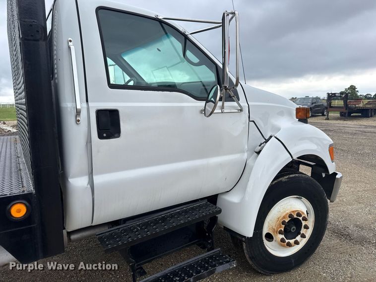 image for item DY0072 2007 Ford F650 Super Duty flatbed truck