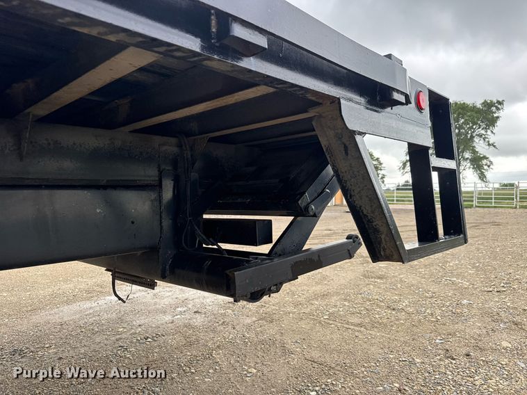 image for item DY0072 2007 Ford F650 Super Duty flatbed truck