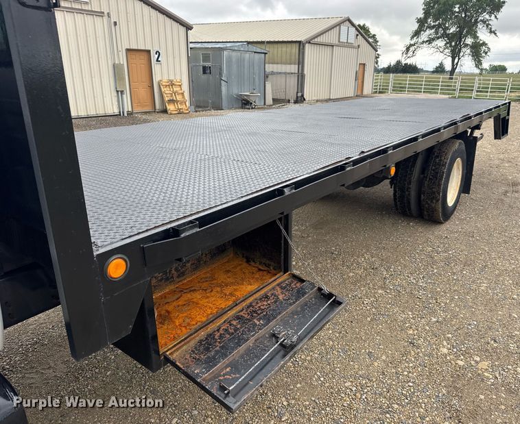 image for item DY0072 2007 Ford F650 Super Duty flatbed truck