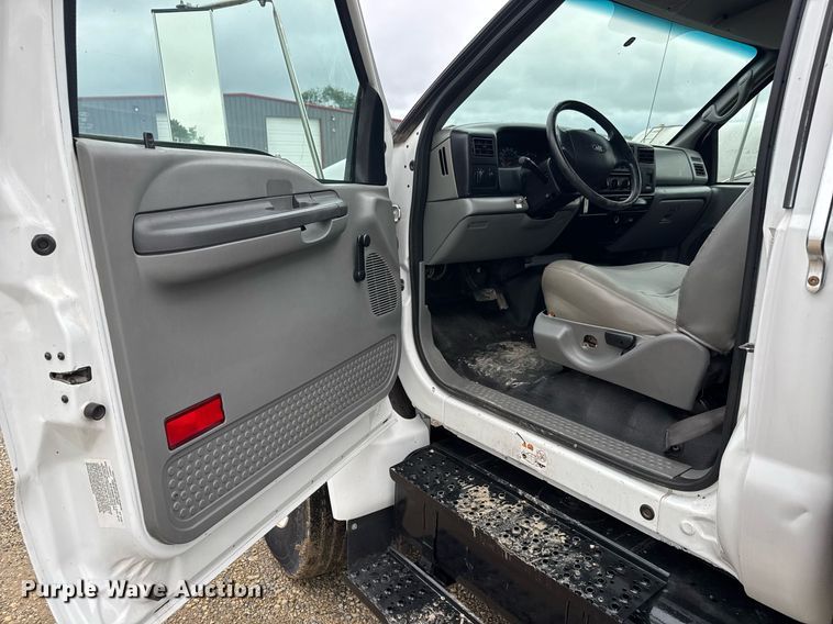 image for item DY0072 2007 Ford F650 Super Duty flatbed truck