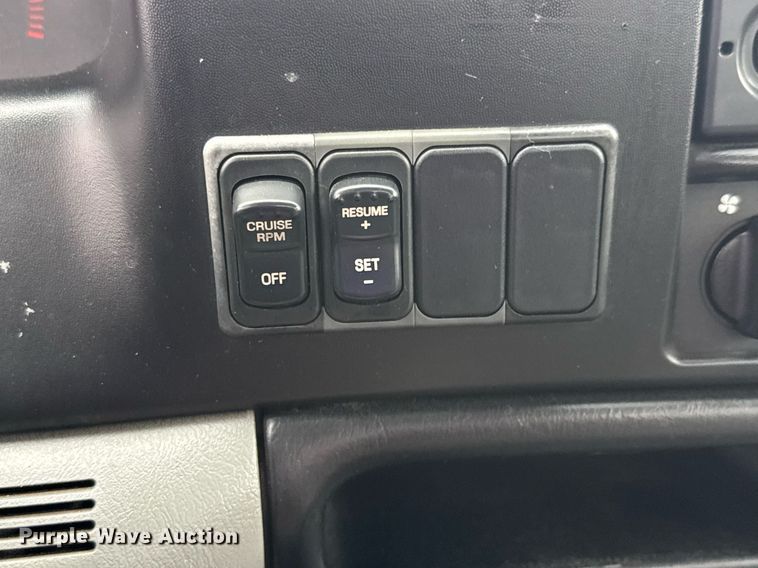 image for item DY0072 2007 Ford F650 Super Duty flatbed truck