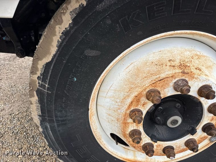 image for item DY0072 2007 Ford F650 Super Duty flatbed truck