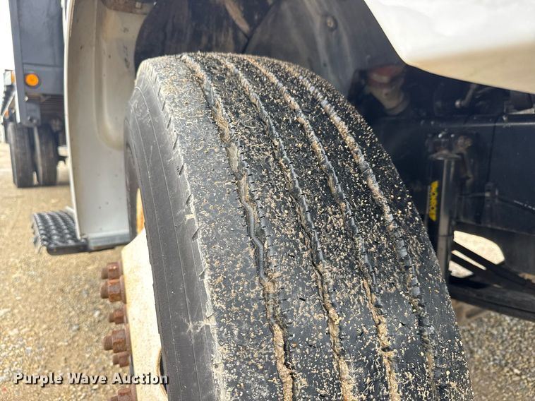 image for item DY0072 2007 Ford F650 Super Duty flatbed truck