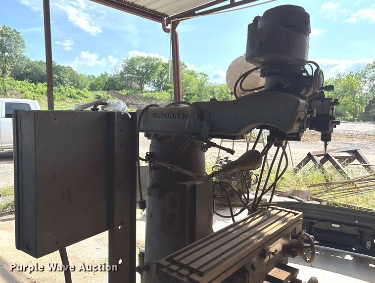 image for item DY0521 Cincinnati milling machine