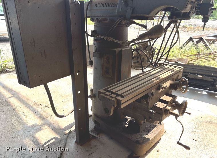 image for item DY0521 Cincinnati milling machine