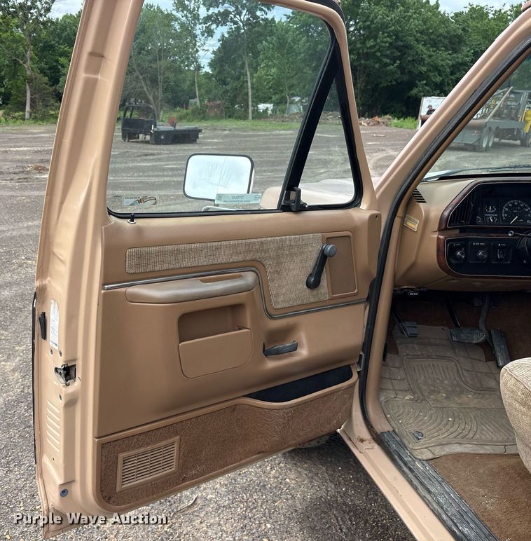 image for item DY0525 1989 Ford F150 pickup truck