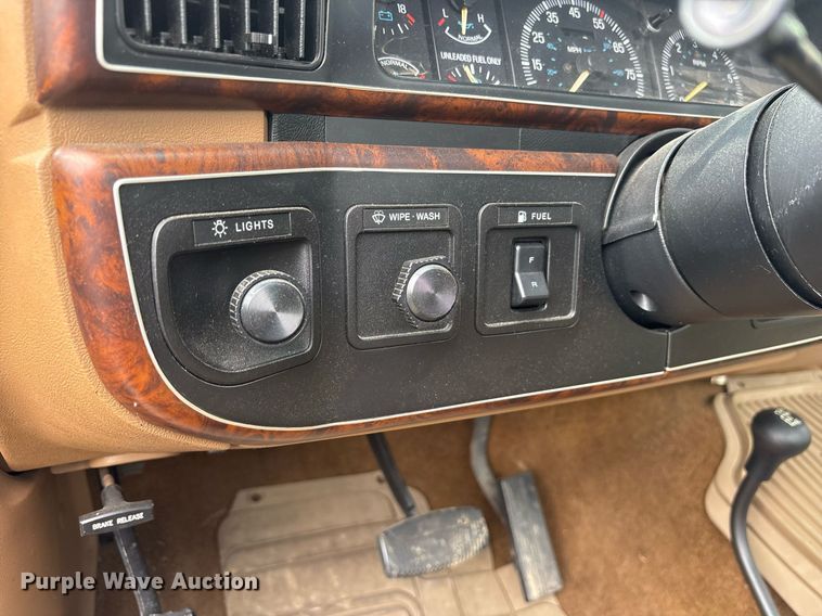 image for item DY0525 1989 Ford F150 pickup truck