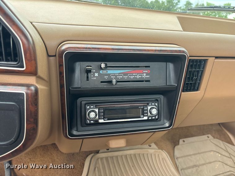 image for item DY0525 1989 Ford F150 pickup truck