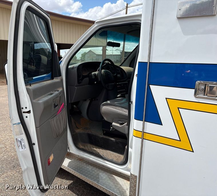image for item DY2492 1997 Ford E350 ambulance