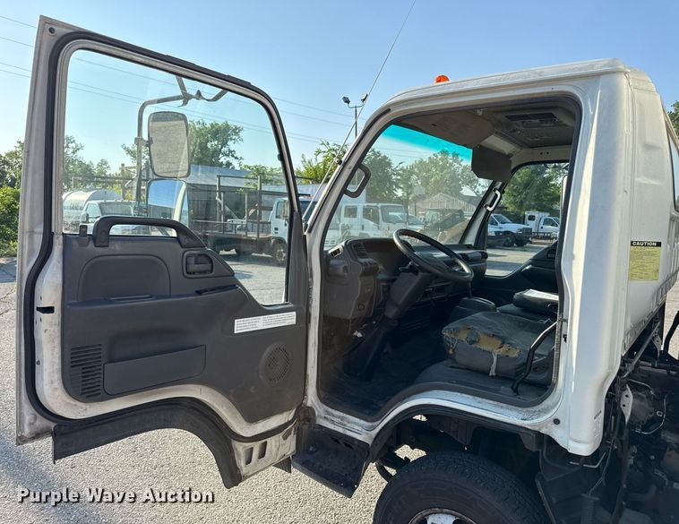 image for item DZ4093 2005 Isuzu NPR HD box truck