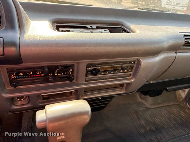 image for item DZ4093 2005 Isuzu NPR HD box truck