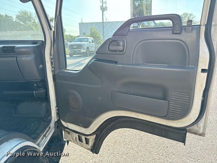 image for item DZ4093 2005 Isuzu NPR HD box truck