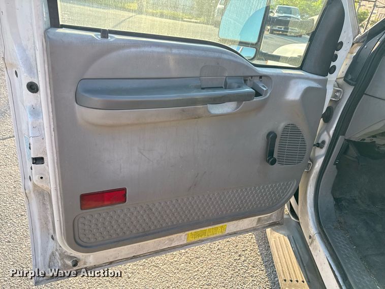 image for item DZ4122 2000 Ford F550 Super Duty flatbed truck