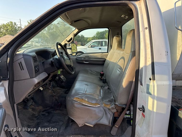 image for item DZ4122 2000 Ford F550 Super Duty flatbed truck