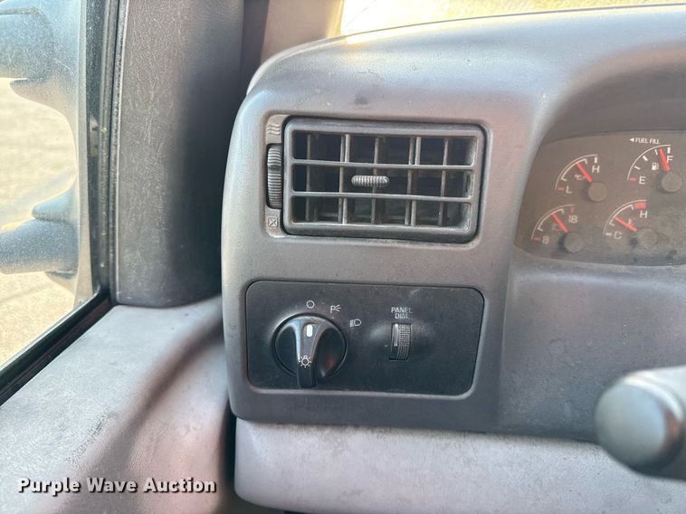 image for item DZ4122 2000 Ford F550 Super Duty flatbed truck