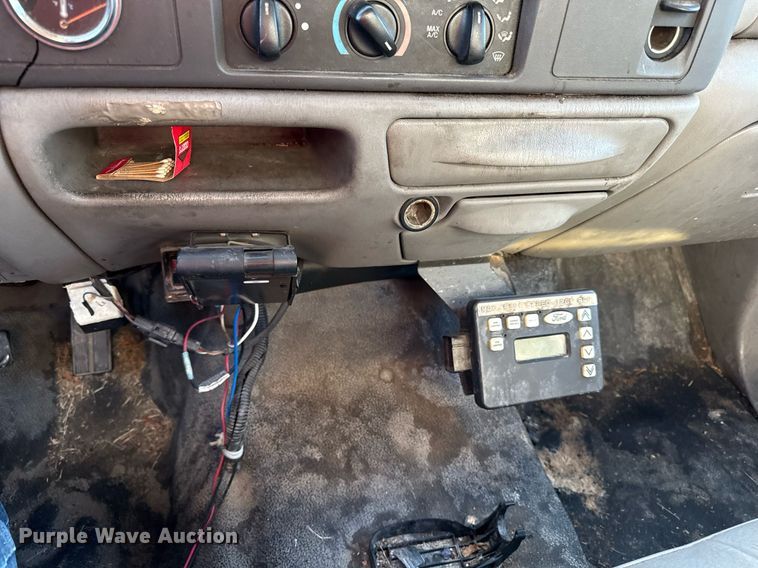 image for item DZ4122 2000 Ford F550 Super Duty flatbed truck