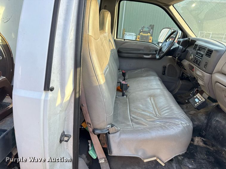 image for item DZ4122 2000 Ford F550 Super Duty flatbed truck