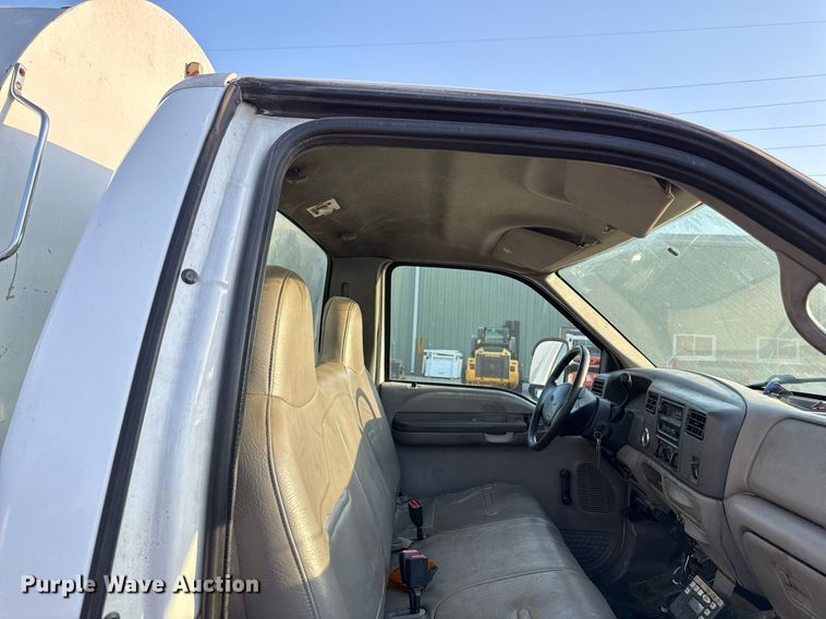 image for item DZ4122 2000 Ford F550 Super Duty flatbed truck