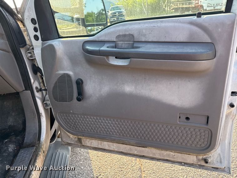 image for item DZ4122 2000 Ford F550 Super Duty flatbed truck