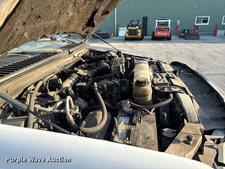 image for item DZ4122 2000 Ford F550 Super Duty flatbed truck