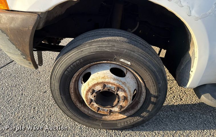 image for item DZ4122 2000 Ford F550 Super Duty flatbed truck