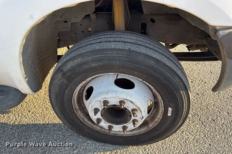 image for item DZ4122 2000 Ford F550 Super Duty flatbed truck