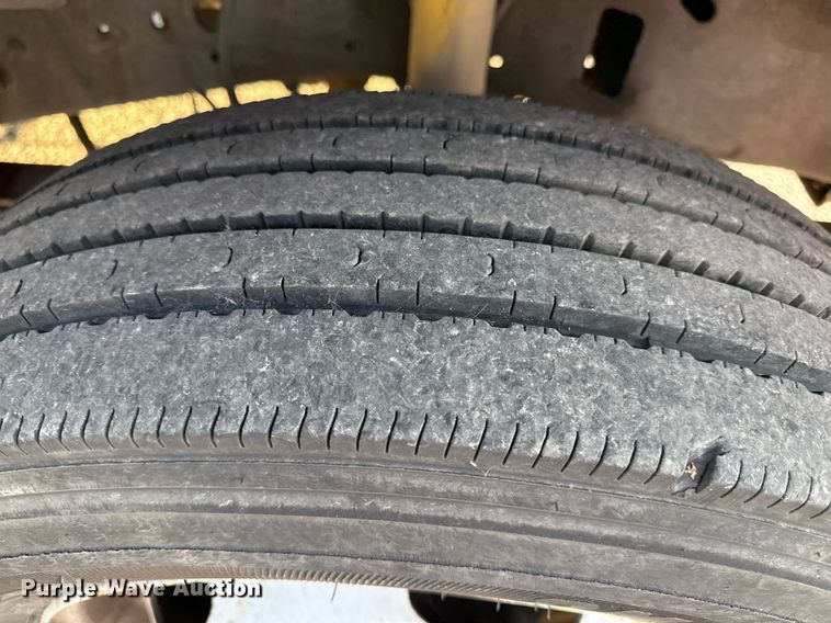 image for item DZ4122 2000 Ford F550 Super Duty flatbed truck