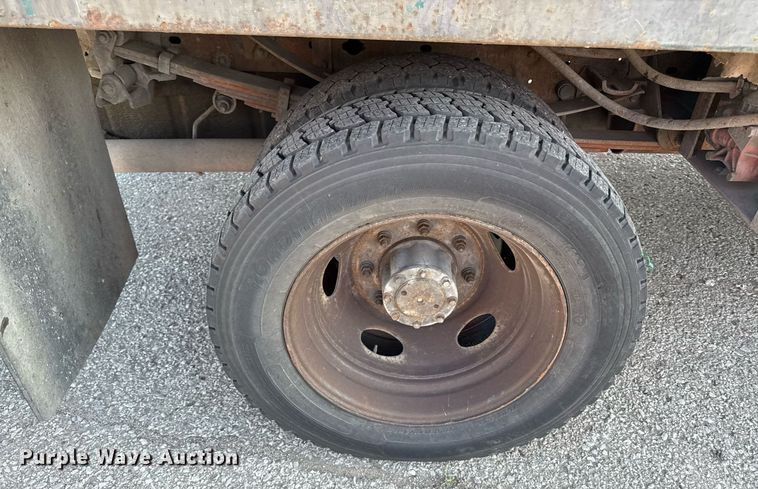 image for item DZ4122 2000 Ford F550 Super Duty flatbed truck