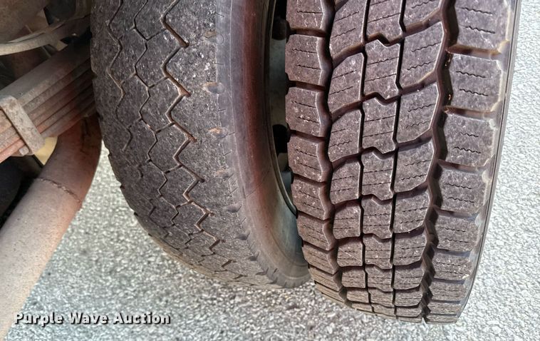 image for item DZ4122 2000 Ford F550 Super Duty flatbed truck