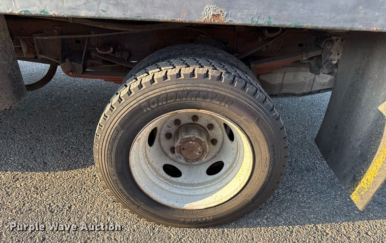 image for item DZ4122 2000 Ford F550 Super Duty flatbed truck